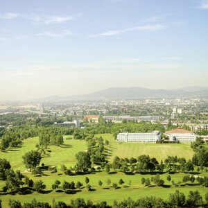 Panoramaaussicht auf Grünfläche und über Wien aus dem Hotel Bosei in Wien