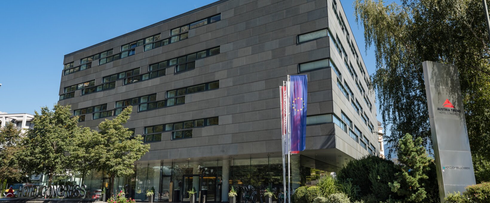 Außenansicht mit internationalen Flaggen vor dem Hoteleingang bei dem Hotel Congress Innsbruck