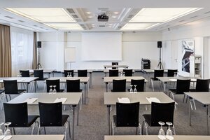Seminarraum Monroe & Kahlo Klassenzimmer mit Leinwand | Hotel Europa Graz
