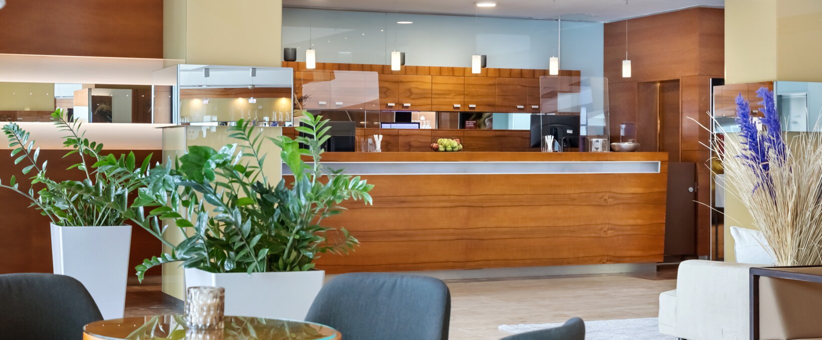 Lobby mit Sitzbereich und Rezeption | Hotel Europa Graz