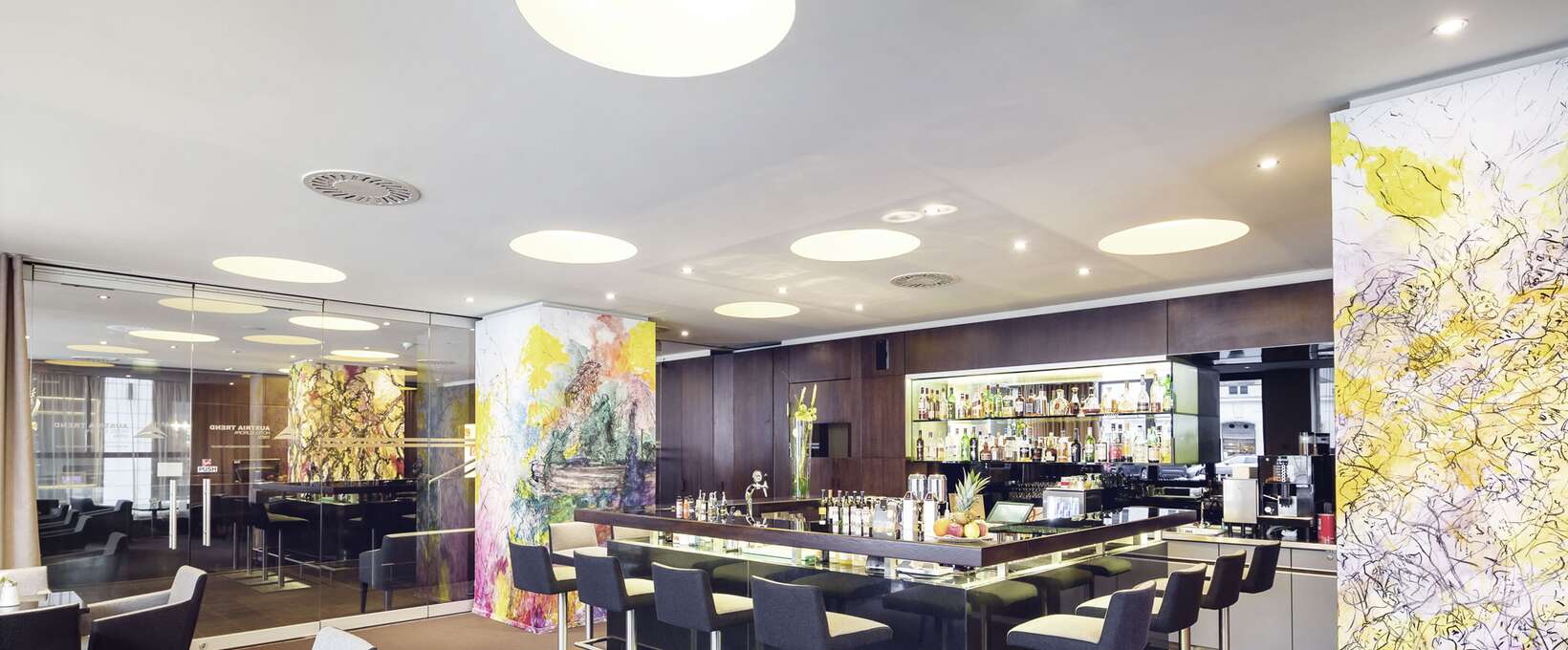 Ein Blick auf die schicke Hotelbar mit Theke und Sitzbereich| Hotel Europa Wien 