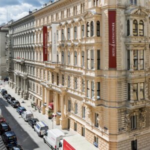 Außenansicht des Hotel Rathauspark in Wien mit parkenden Autos auf der Straße